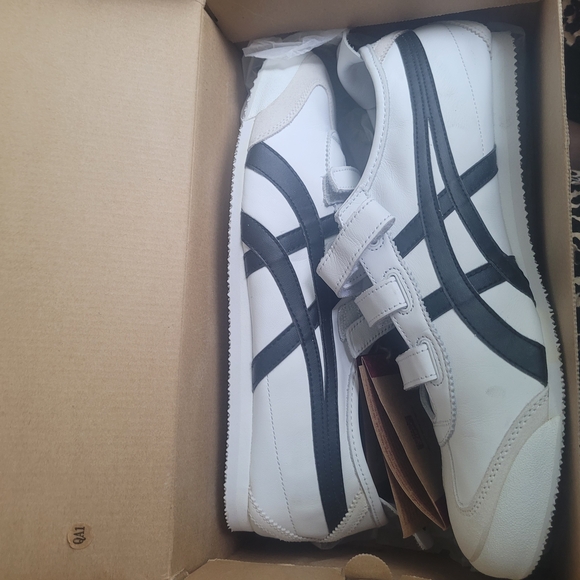 Men's White and Black Athletic Shoes - Picture 1 of 7